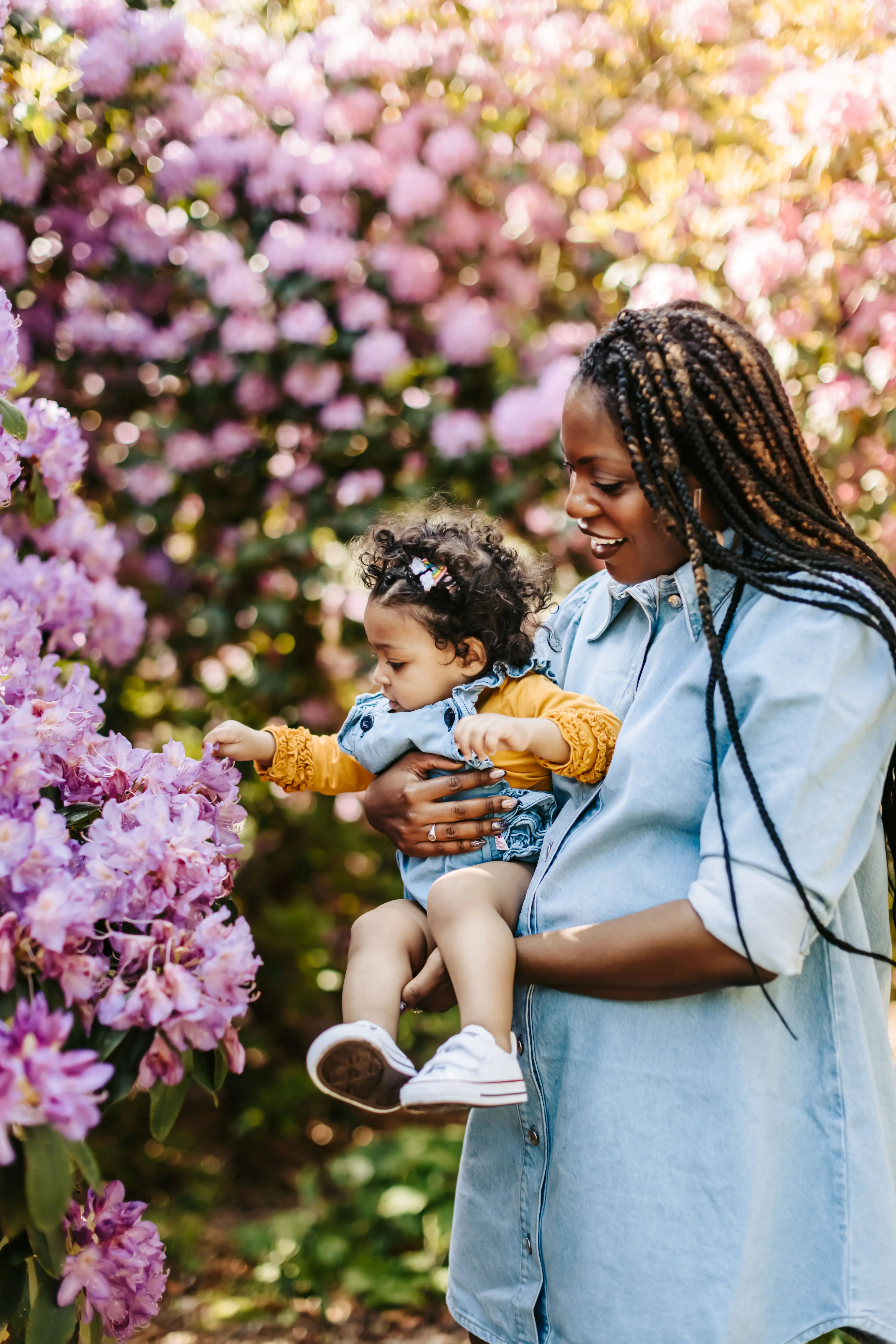 boston-mother-holds-daughter-arnold-arboretum