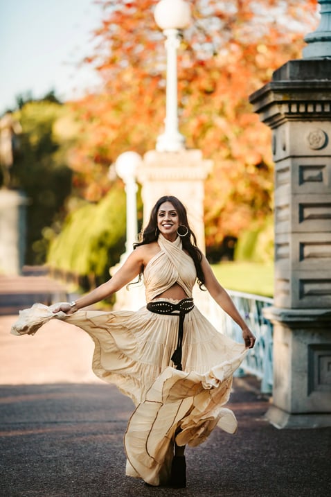boston-public-garden-woman-twirls-dress