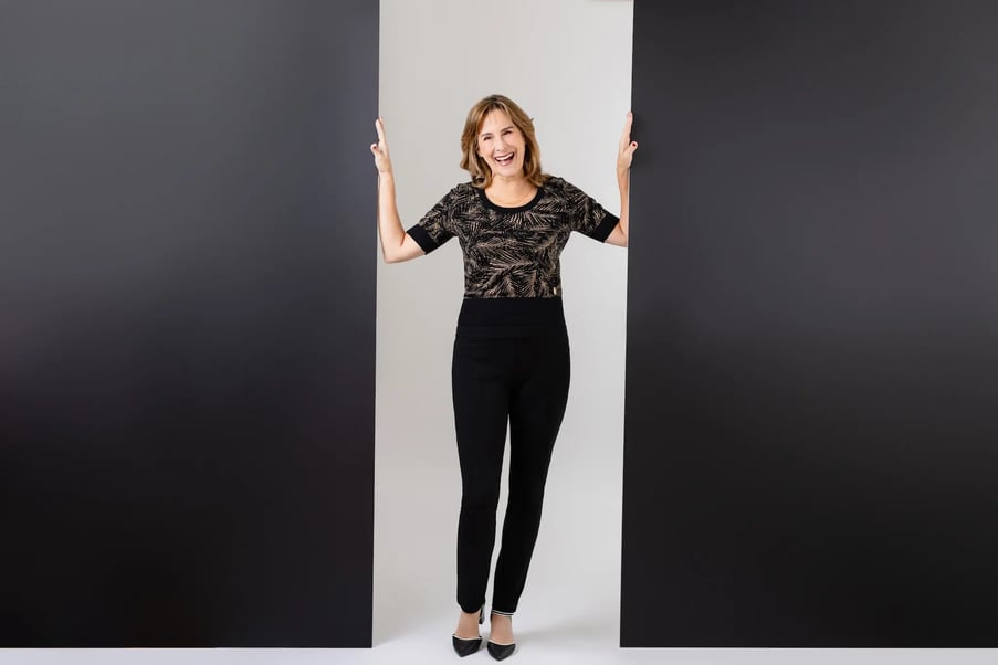 family-studio-mother-between-black-backdrops