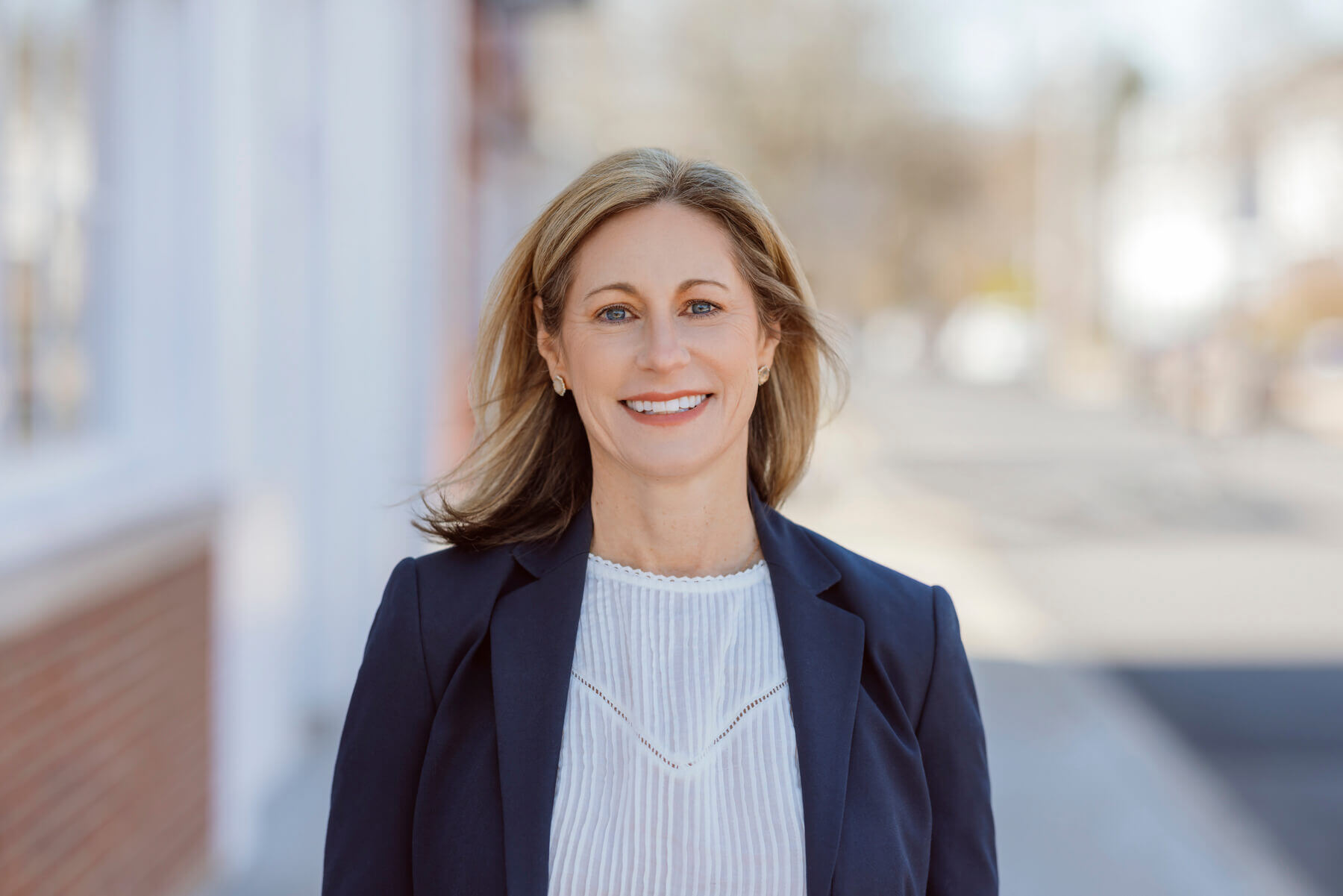 Woman environmental headshot, outdoor