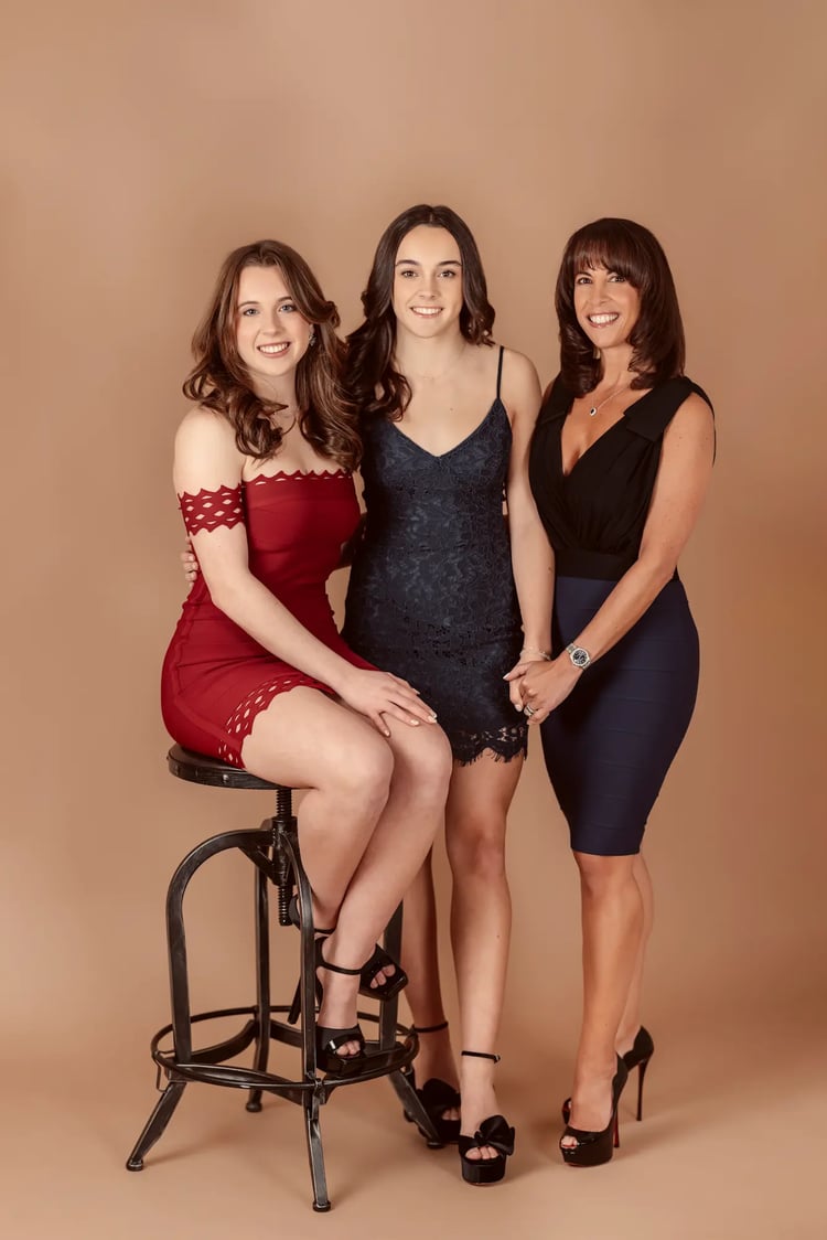 mothers-day-teenage-daughters-indoor-studio