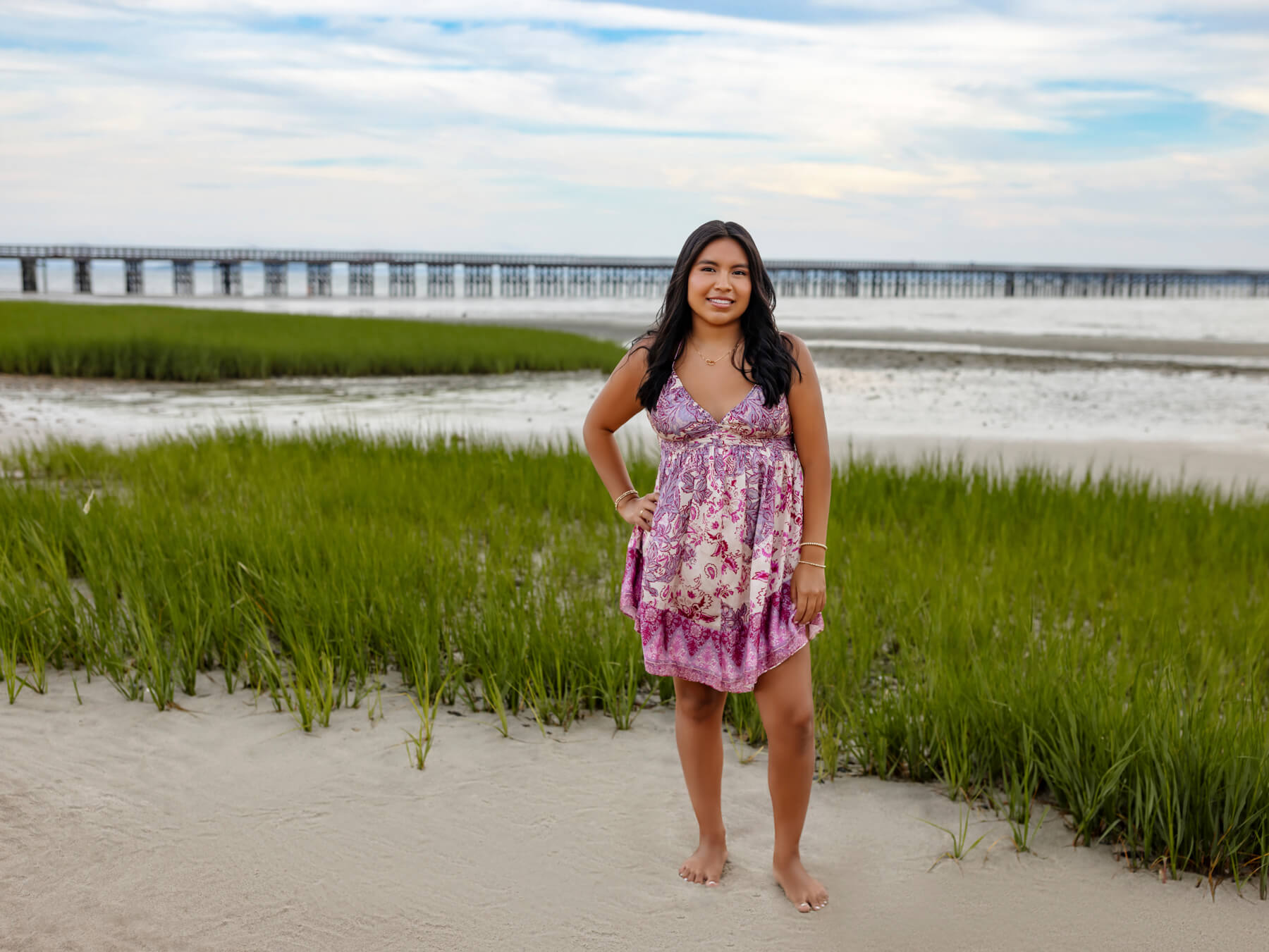 High School senior girl posing with the beach behind, at Massachussets