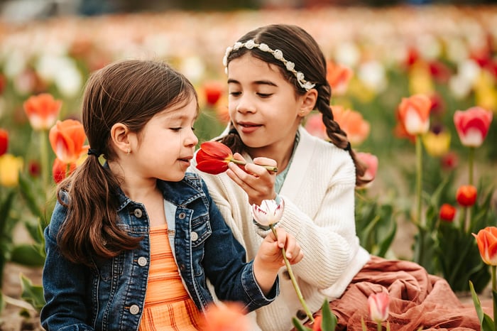 How to Choose Outfits That Complement Lexington's Fall & Spring Colors