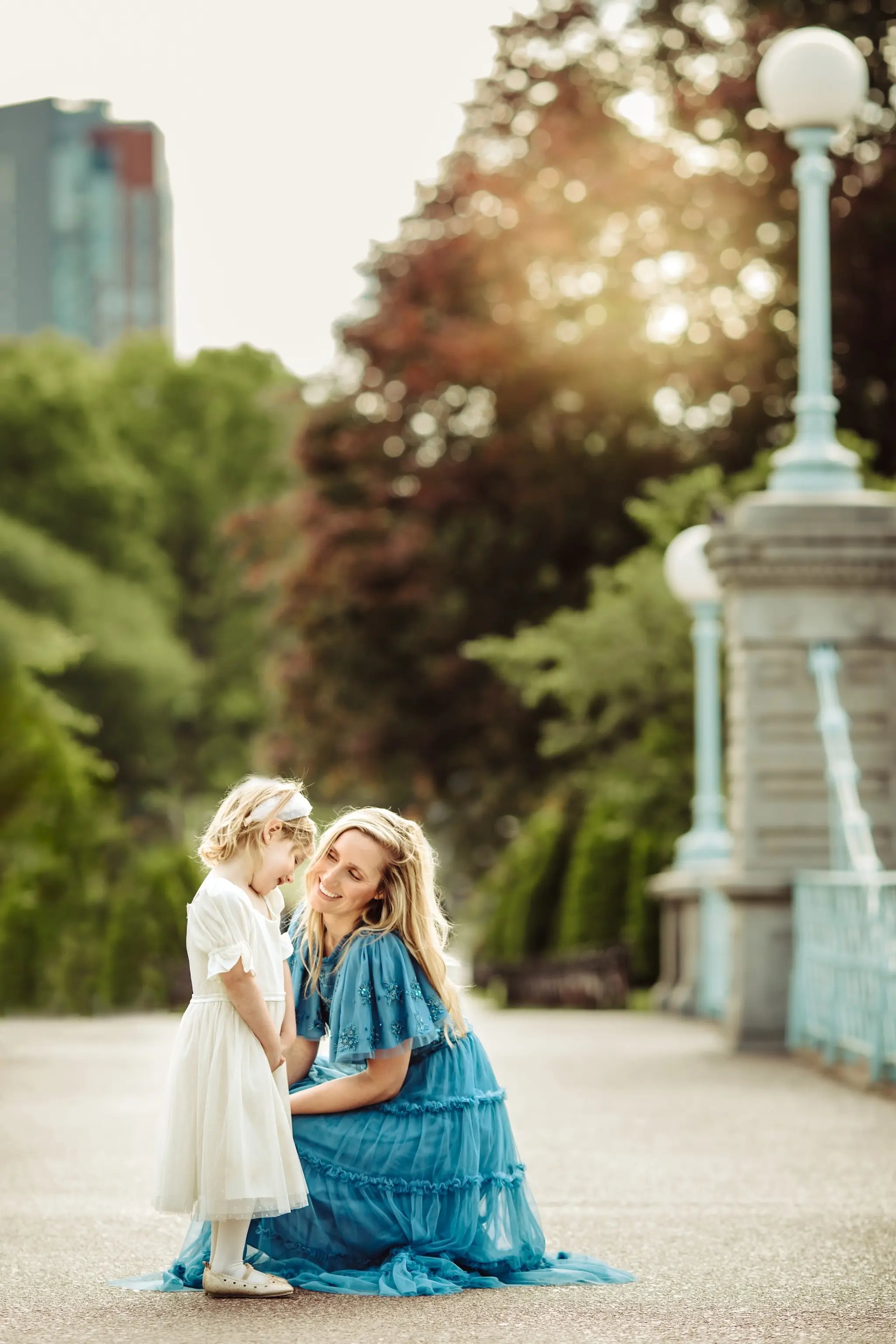 boston-portrait-mother-daughter-smiling-coordinated-outfits