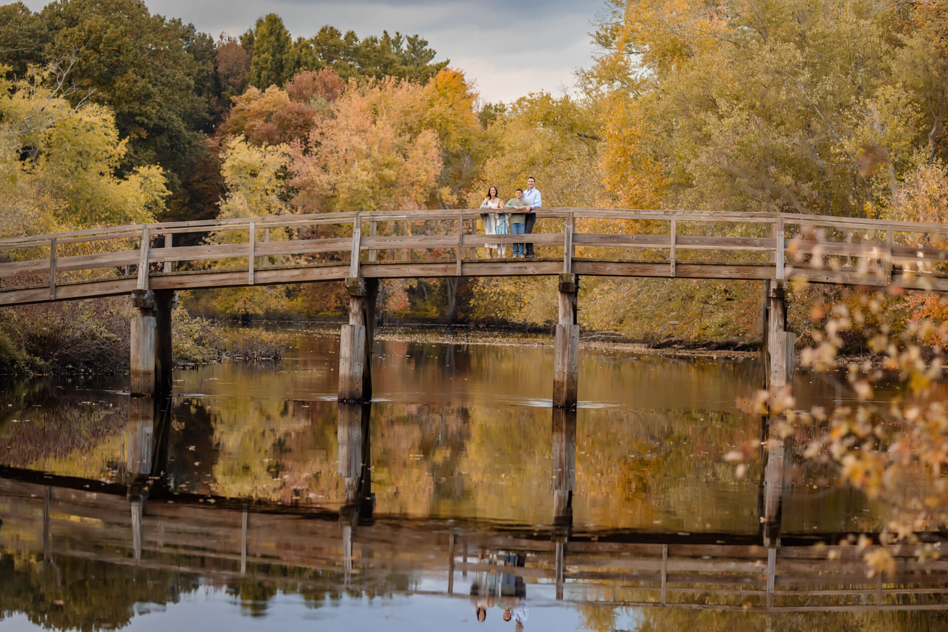fall autumn family photos in old north bridge concord Boston -102