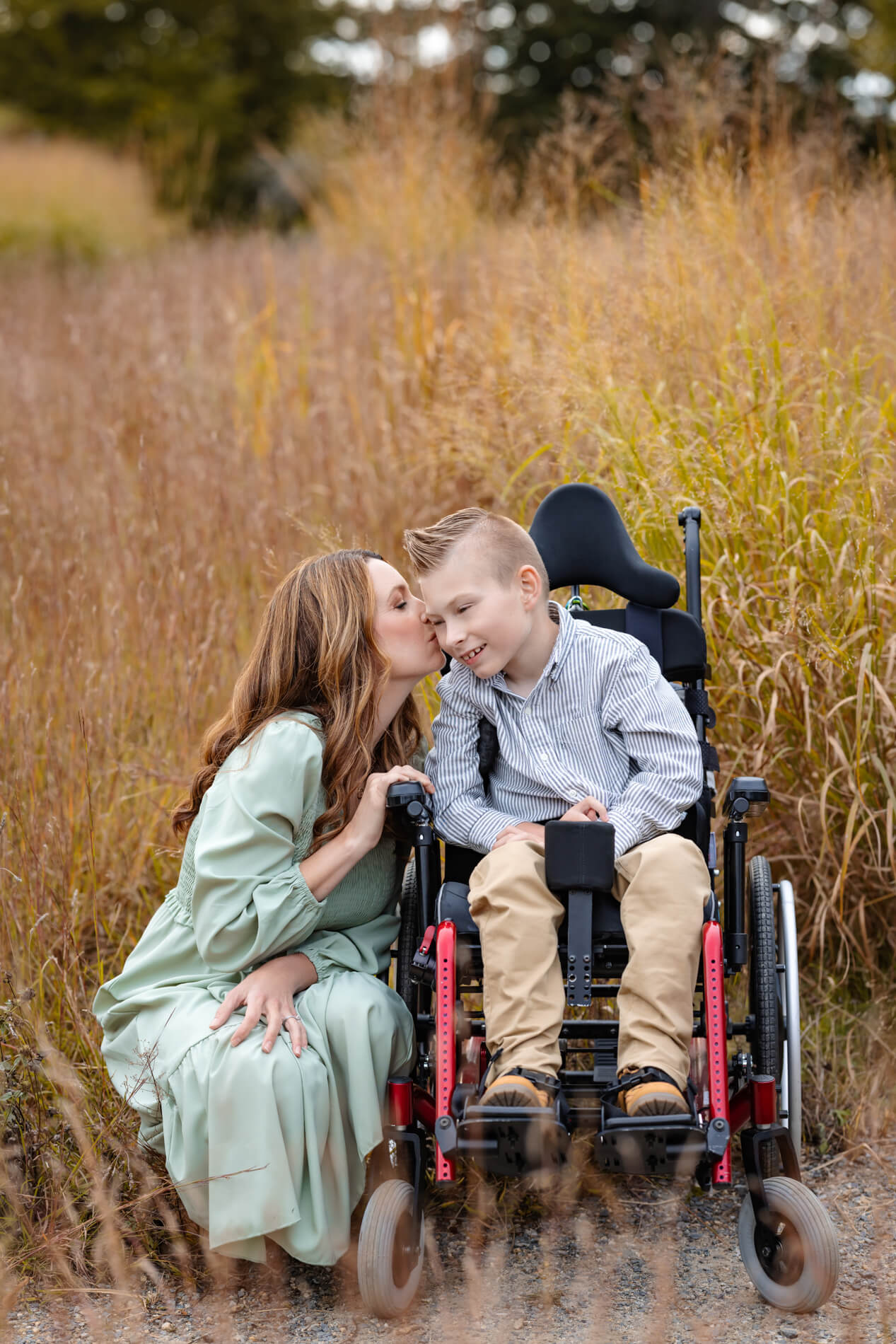 fall autumn family photos in old north bridge concord Boston -105