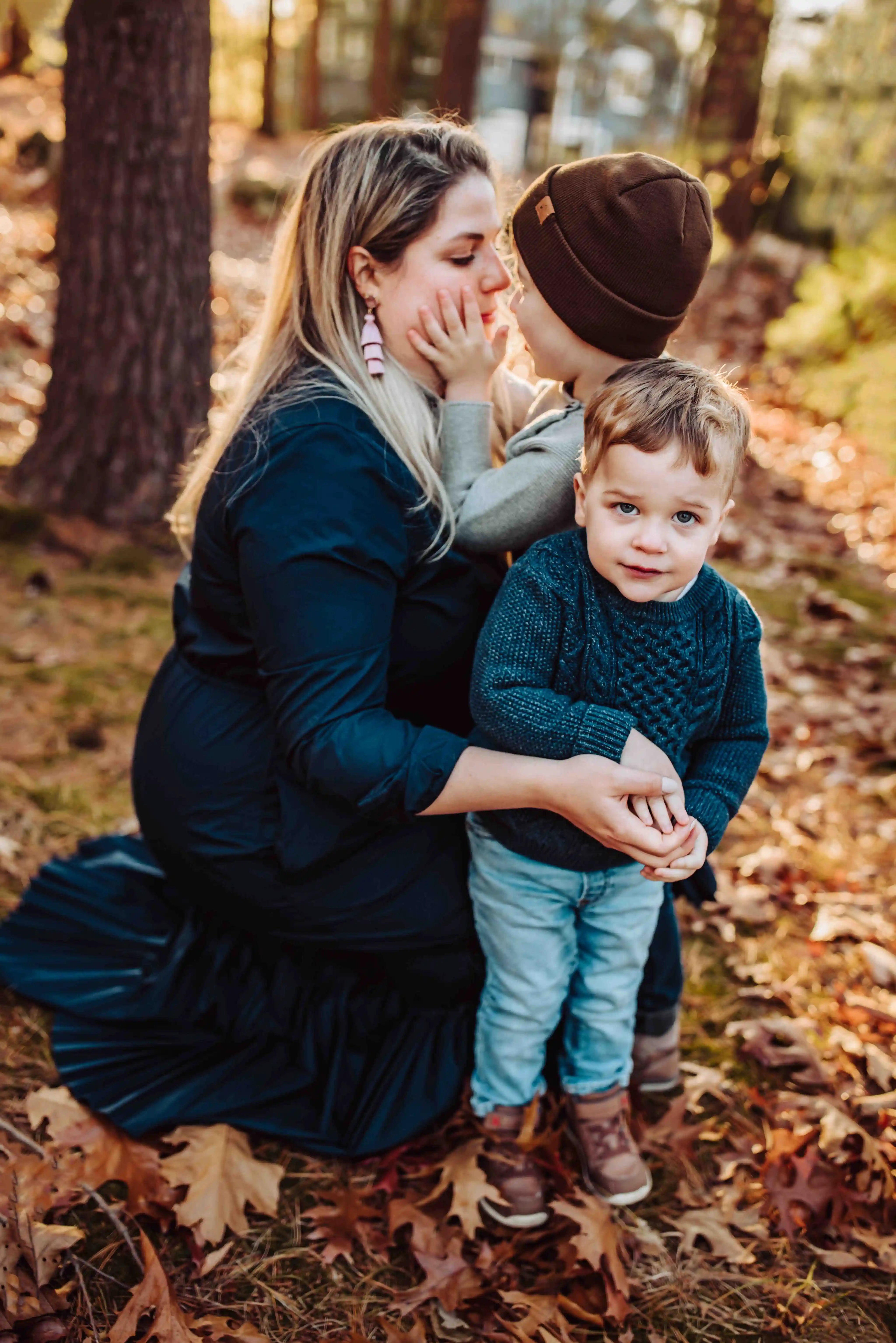 fall_mother with her two son - autumn family photoshoot