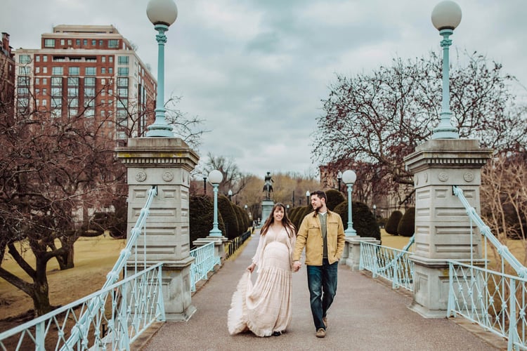 maternity outdoors portrait in Boston Public Garden