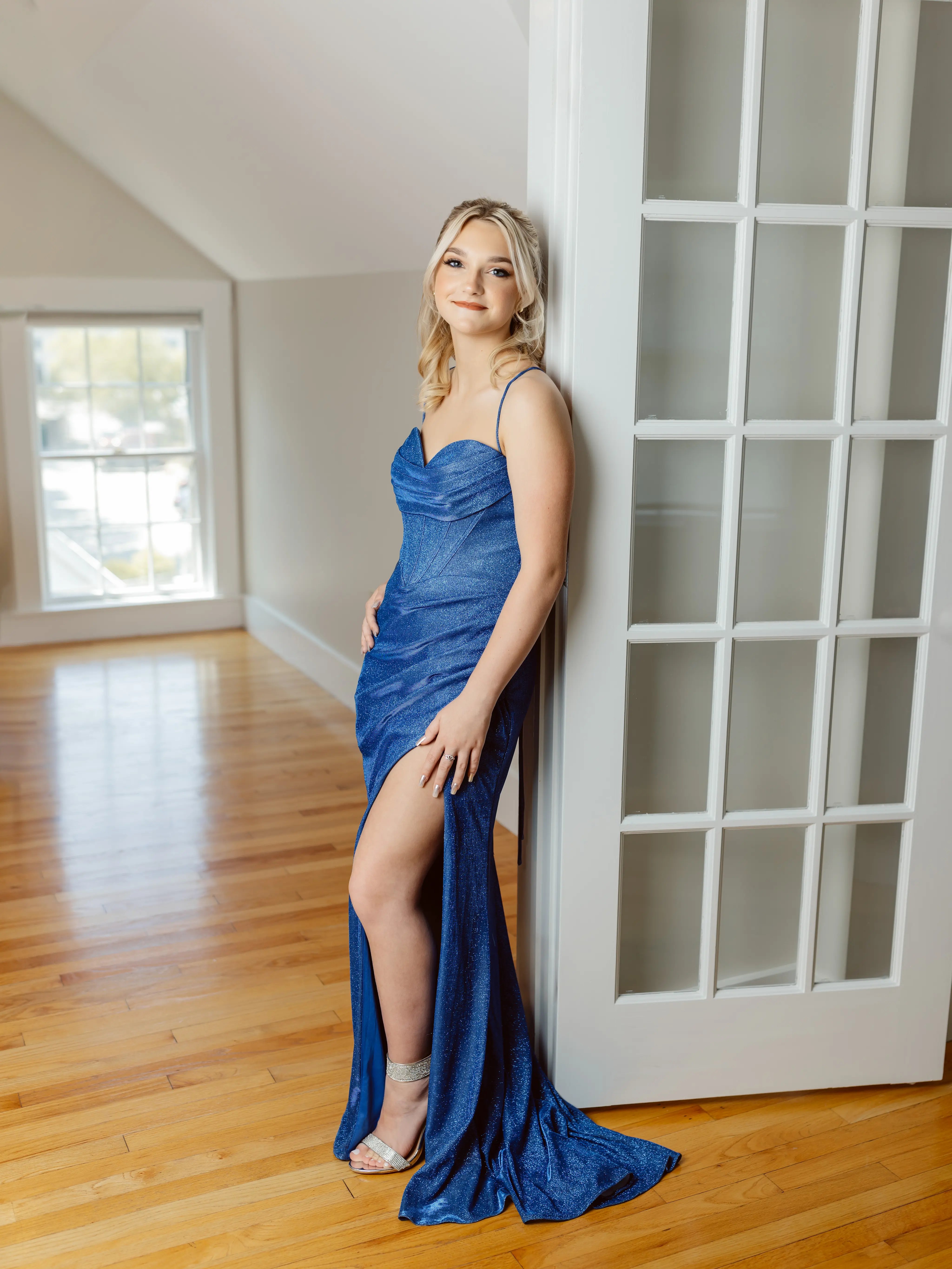 seniorphoto_girlteensolo-indoor-1