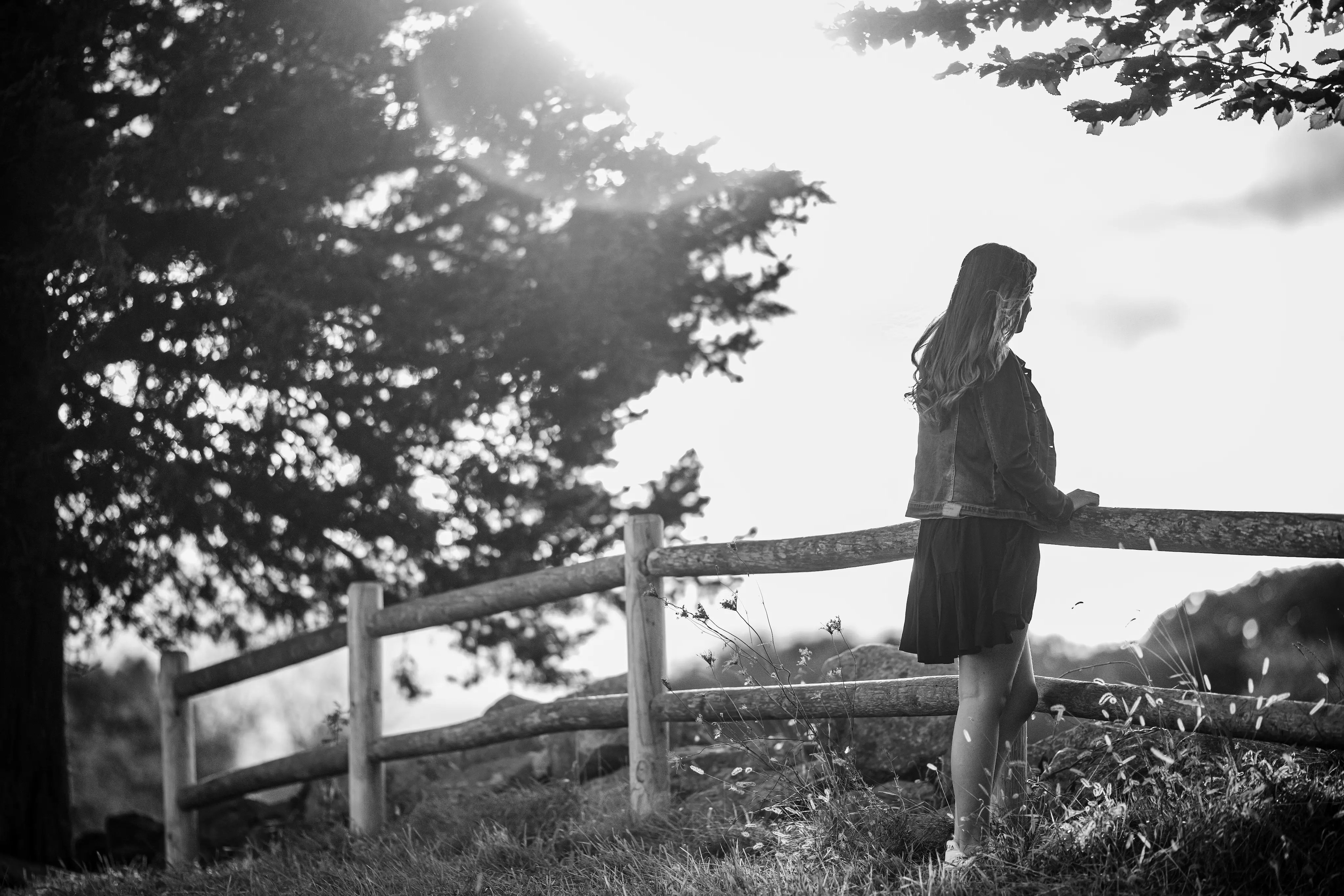 seniorphoto_girlteensoloblacknwhite-outdoor-1