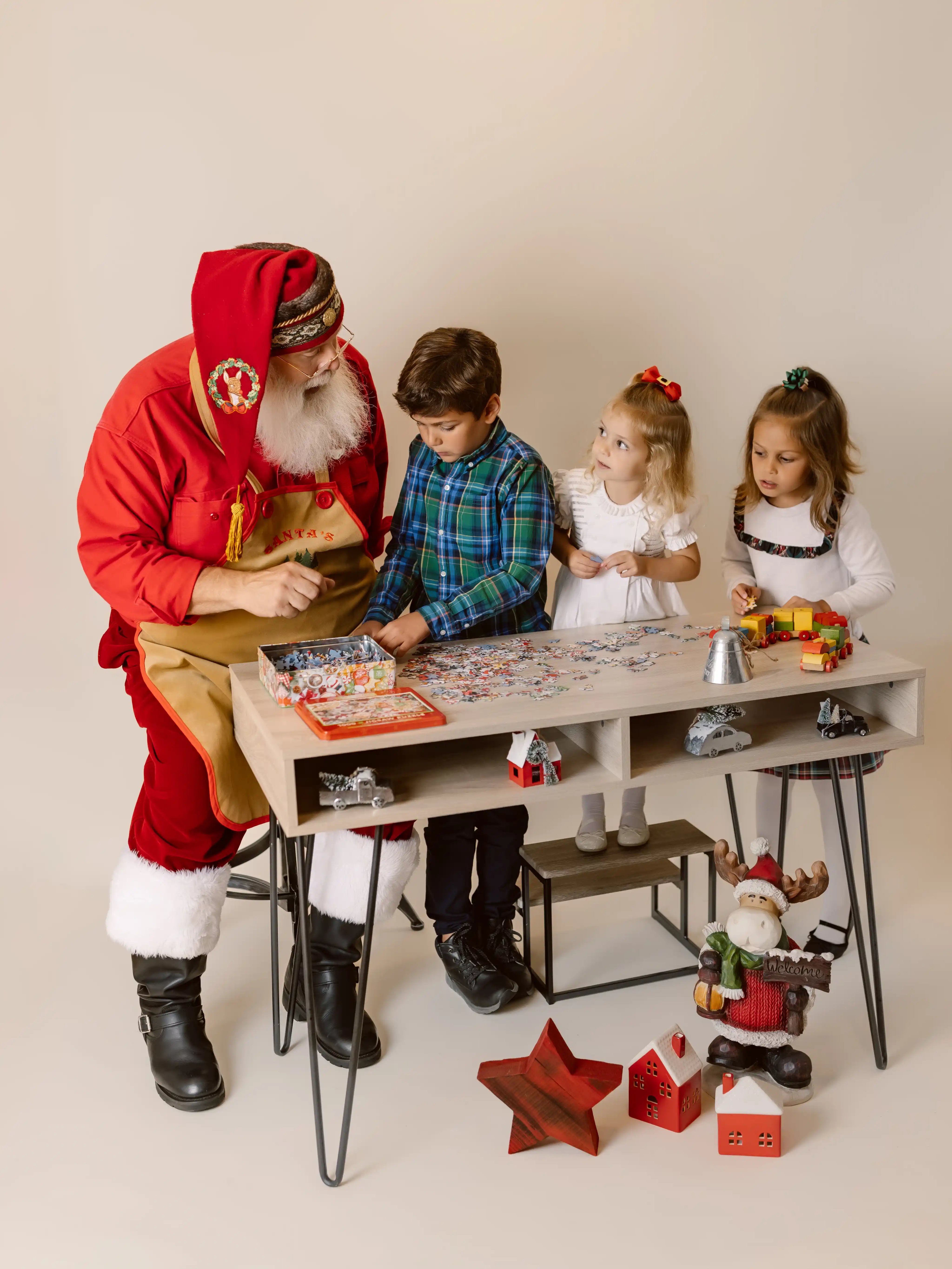 studio_childrens playing with santa - family photo with santa